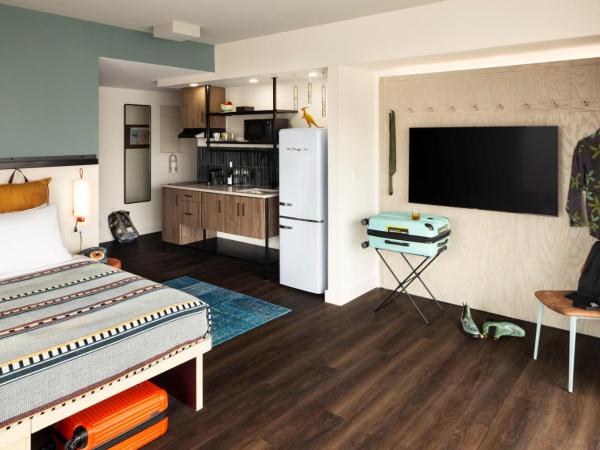 Moxy Halifax Downtown : photo 1 de la chambre large corner king studio with partial city view