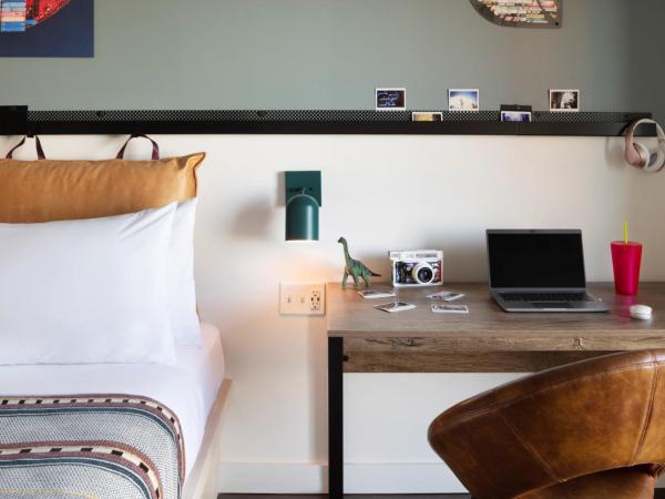 Moxy Halifax Downtown : photo 1 de la chambre chambre lit king-size