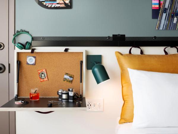 Moxy Halifax Downtown : photo 1 de la chambre chambre quadruple avec lits superposés