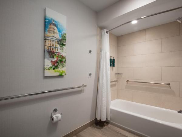 DoubleTree By Hilton Sacramento : photo 2 de la chambre chambre avec 2 lits queen-size et baignoire - accessible aux personnes à mobilité réduite - non-fumeurs