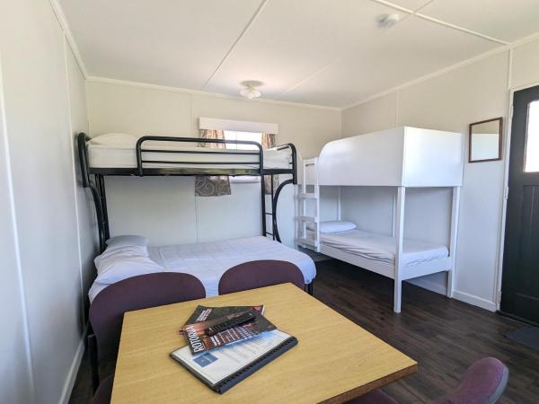 Holdens Bay Holiday Park : photo 3 de la chambre studio kitchen cabin (shared bathroom)