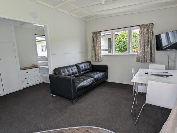 Holdens Bay Holiday Park : photo 3 de la chambre large studio kitchen cabin (shared bathroom)