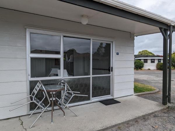 Holdens Bay Holiday Park : photo 1 de la chambre large standard cabin (shared bathroom)