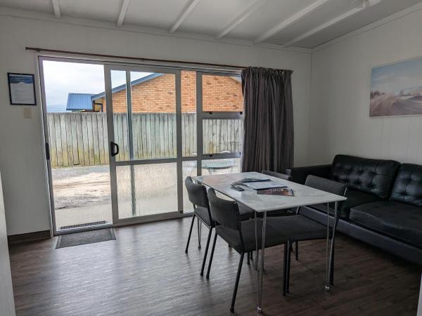 Holdens Bay Holiday Park : photo 2 de la chambre large standard cabin (shared bathroom)