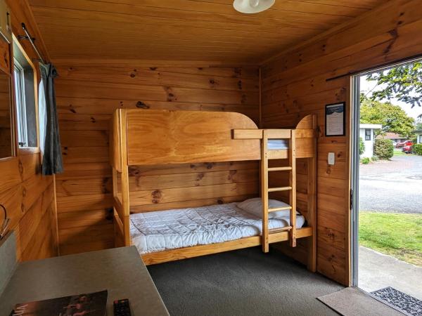 Holdens Bay Holiday Park : photo 2 de la chambre standard bunk cabin (shared bathroom)