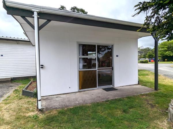 Holdens Bay Holiday Park : photo 1 de la chambre standard bunk cabin (shared bathroom)