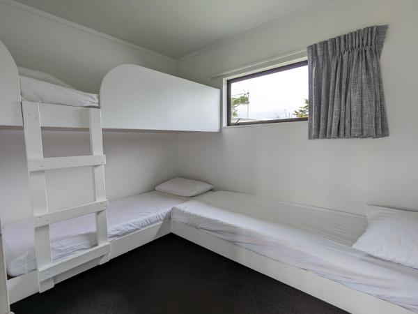 Holdens Bay Holiday Park : photo 3 de la chambre 2 bedroom kitchen cabin (shared bathroom)