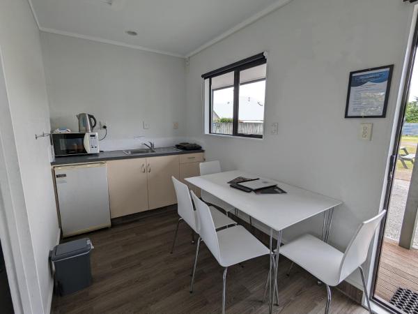 Holdens Bay Holiday Park : photo 4 de la chambre 2 bedroom kitchen cabin (shared bathroom)