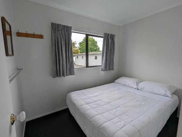 Holdens Bay Holiday Park : photo 2 de la chambre 2 bedroom kitchen cabin (shared bathroom)