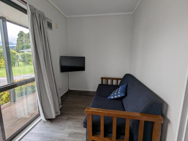 Holdens Bay Holiday Park : photo 5 de la chambre 2 bedroom kitchen cabin (shared bathroom)