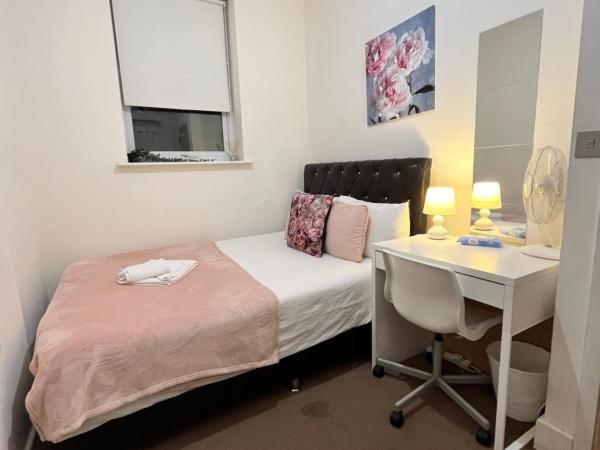 Metropolitan Coziness Private Bedrooms in Euston Station 161 : photo 4 de la chambre chambre triple avec salle de bains commune