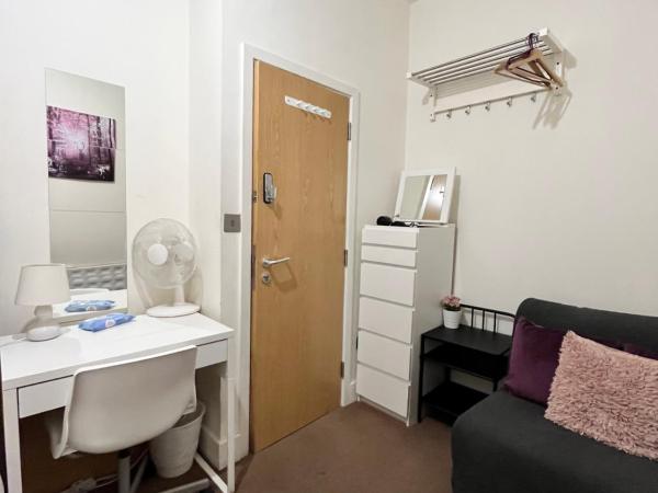 Metropolitan Coziness Private Bedrooms in Euston Station 161 : photo 7 de la chambre chambre triple avec salle de bains commune