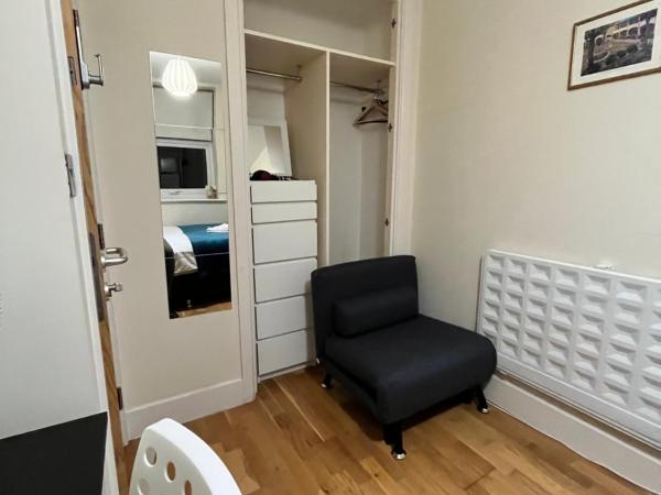 Metropolitan Coziness Private Bedrooms in Euston Station 161 : photo 6 de la chambre chambre triple avec salle de bains commune