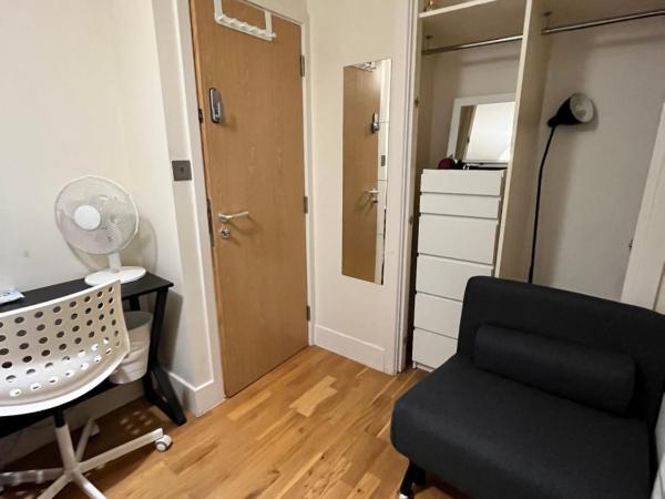 Metropolitan Coziness Private Bedrooms in Euston Station 161 : photo 5 de la chambre chambre triple avec salle de bains commune