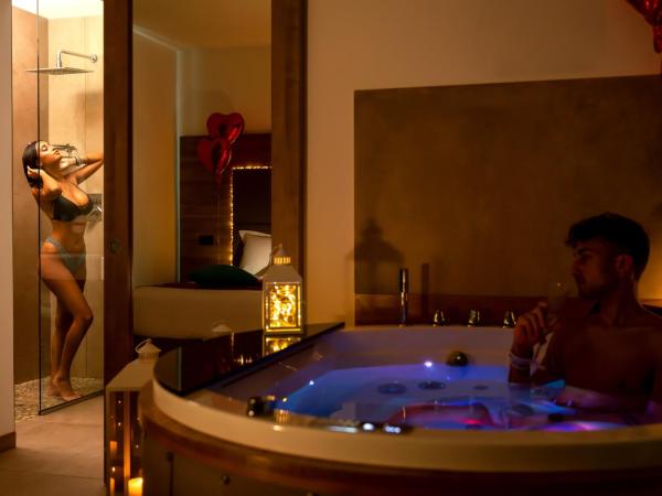 You & Me Beach Hotel : photo 10 de la chambre suite avec balcon et bain à remous - vue sur mer