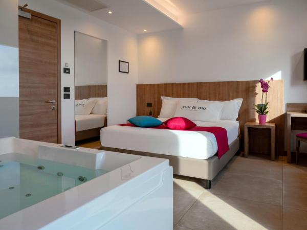 You & Me Beach Hotel : photo 1 de la chambre suite junior avec bain à remous - vue partielle sur mer