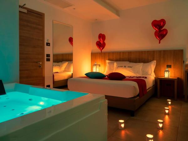 You & Me Beach Hotel : photo 3 de la chambre suite junior avec bain à remous - vue partielle sur mer