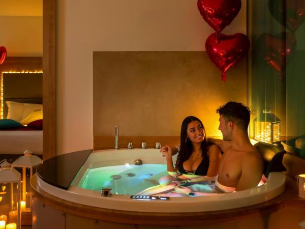 You & Me Beach Hotel : photo 6 de la chambre suite avec balcon et bain à remous - vue sur mer