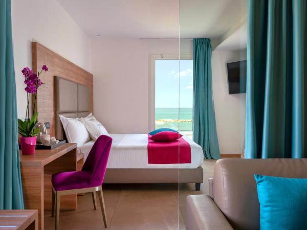 You & Me Beach Hotel : photo 1 de la chambre suite avec balcon et bain à remous - vue sur mer