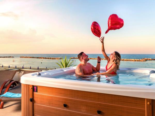 You & Me Beach Hotel : photo 7 de la chambre suite avec terrasse et bain à remous - vue sur mer