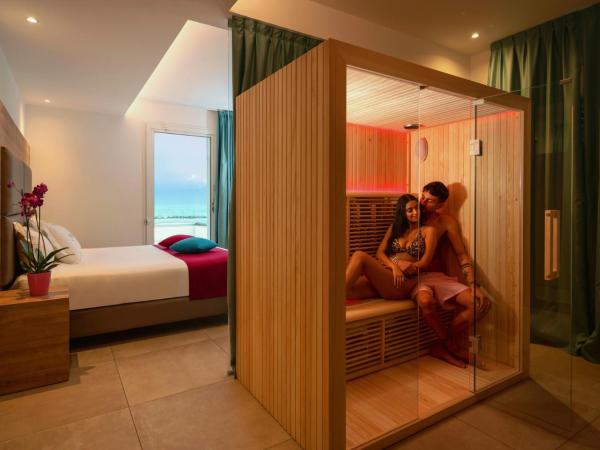 You & Me Beach Hotel : photo 3 de la chambre suite avec terrasse et bain à remous - vue sur mer