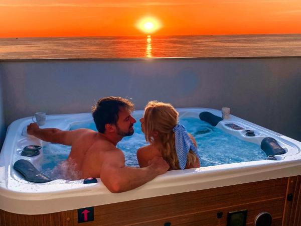 You & Me Beach Hotel : photo 9 de la chambre suite loft avec bain à remous - vue sur mer