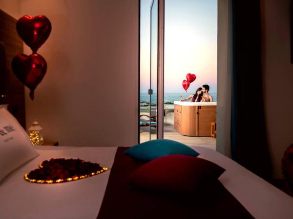 You & Me Beach Hotel : photo 8 de la chambre suite avec terrasse et bain à remous - vue sur mer