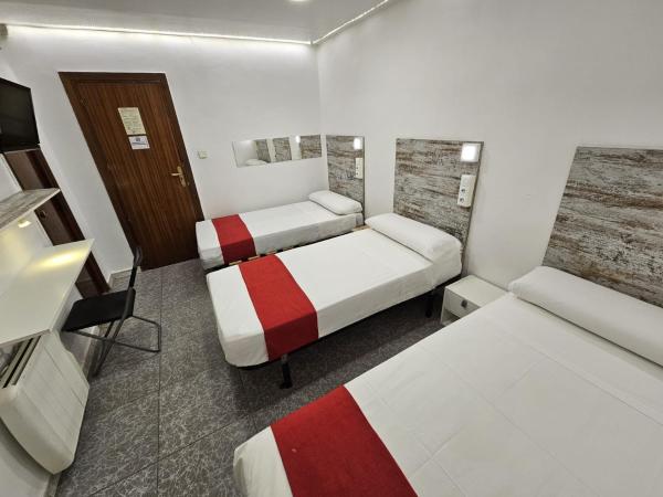 Hostal Las Vegas : photo 8 de la chambre chambre triple