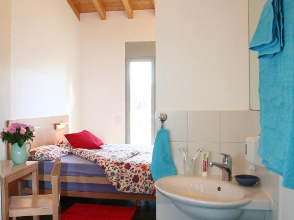 Lugano Savosa Youth Hostel : photo 2 de la chambre chambre lits jumeaux Économique avec salle de bains commune