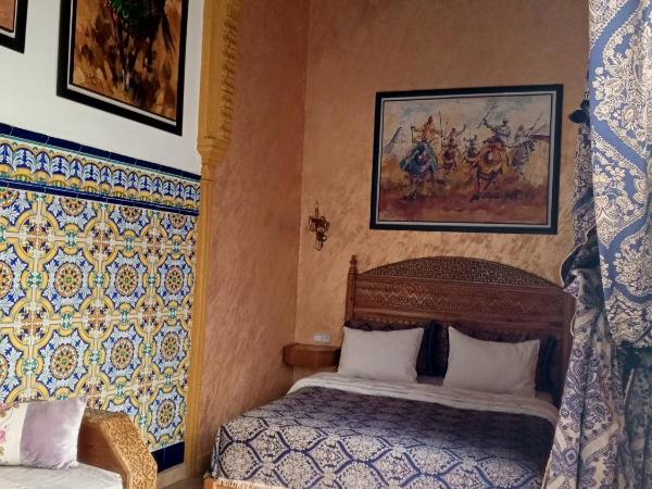 RIAD Dar Ouezzani : photo 5 de la chambre chambre lit king-size supérieure