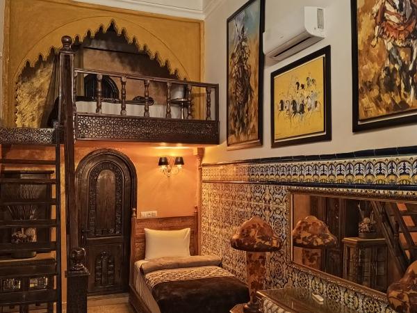 RIAD Dar Ouezzani : photo 6 de la chambre chambre lit king-size supérieure