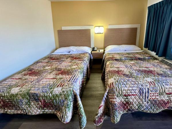 Royal Inn and Suites Charlotte Airport : photo 1 de la chambre chambre double avec 2 lits doubles