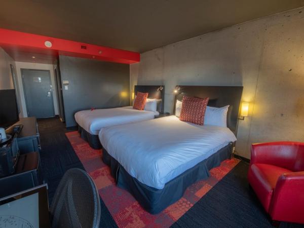 Grand Times Hotel - Aeroport de Quebec : photo 4 de la chambre chambre confort avec 2 lits queen-size