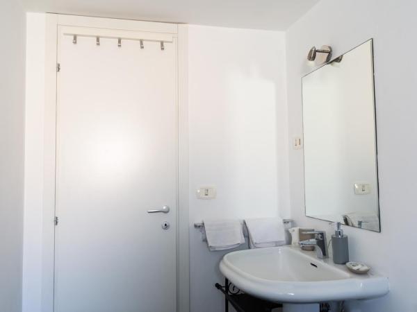 B&B Palazzo Mirelli : photo 9 de la chambre studio avec terrasse - vue sur mer