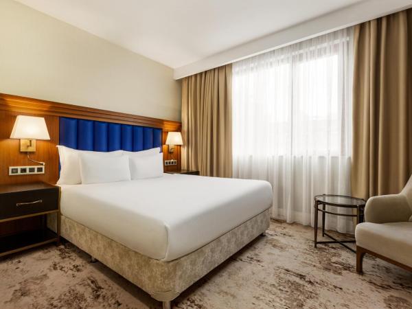 Ramada Plaza Sultanahmet : photo 1 de la chambre chambre king supérieure avec vue sur la piscine