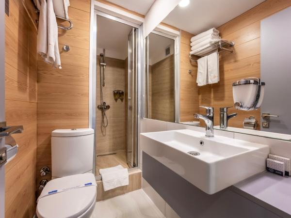 Gallery Residence & Hotel Nişantaşı : photo 7 de la chambre chambre triple avec balcon