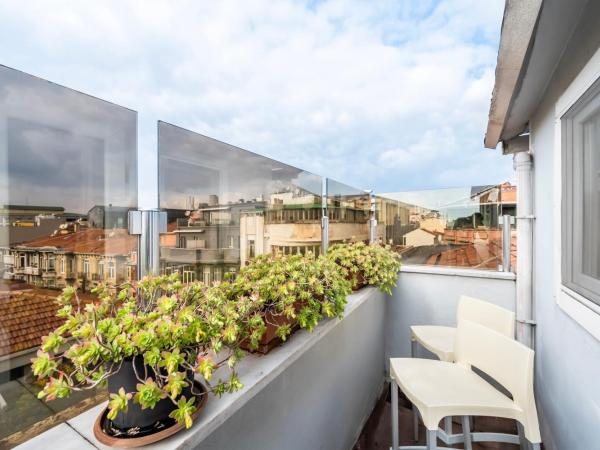 Gallery Residence & Hotel Nişantaşı : photo 8 de la chambre chambre triple avec balcon