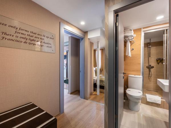 Gallery Residence & Hotel Nişantaşı : photo 1 de la chambre chambre triple avec balcon