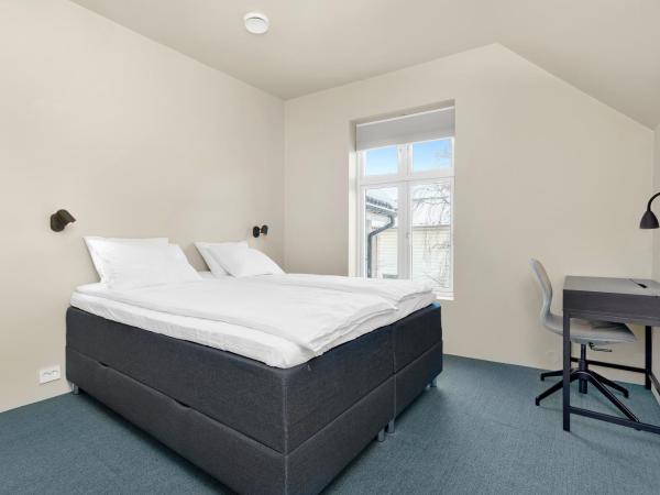 Central Guest House - Bedroom with en suite Bathroom : photo 1 de la chambre chambre double avec salle de bains privative