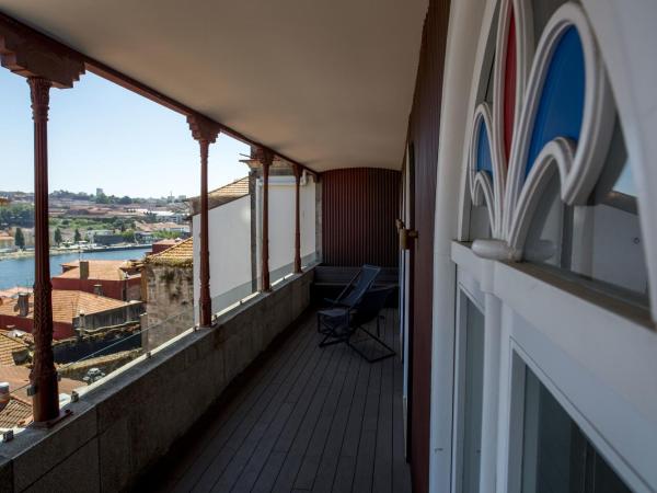 Hotel Carris Porto Ribeira : photo 1 de la chambre suite deluxe avec terrasse - vue sur fleuve