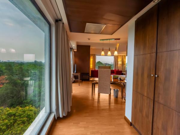 O Hotel Pune : photo 3 de la chambre suite with bathtub, 2 way airport transfer