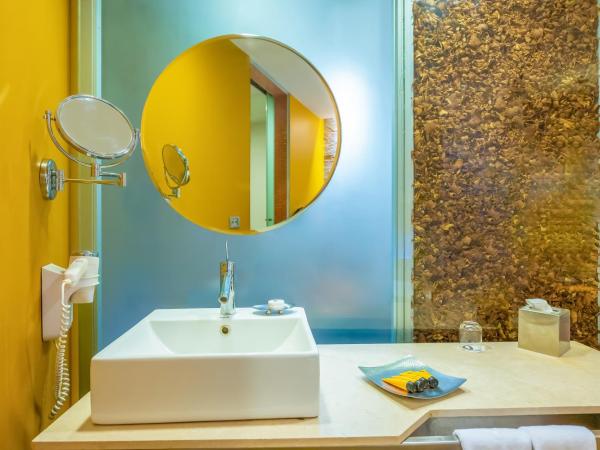 O Hotel Pune : photo 10 de la chambre suite with bathtub, 2 way airport transfer