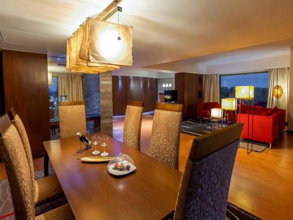 O Hotel Pune : photo 5 de la chambre presidential suite with bathtub, 2 way airport transfer