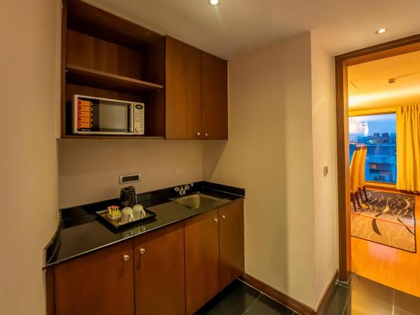 O Hotel Pune : photo 4 de la chambre presidential suite with bathtub, 2 way airport transfer
