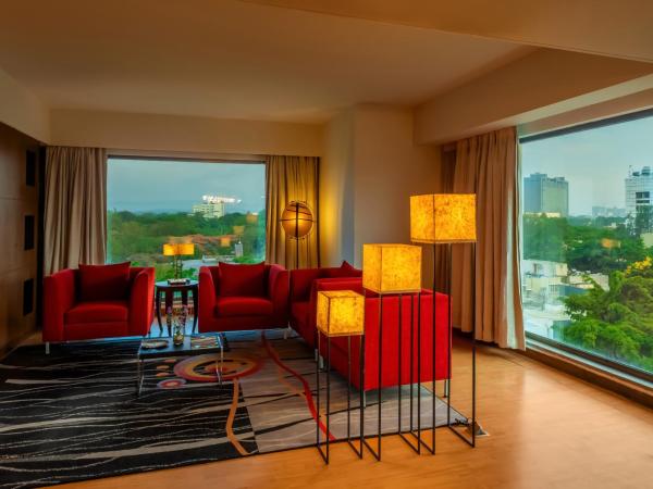 O Hotel Pune : photo 3 de la chambre presidential suite with bathtub, 2 way airport transfer