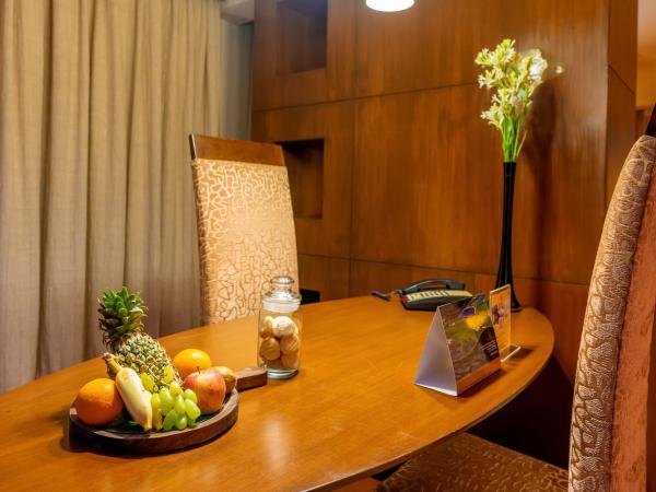 O Hotel Pune : photo 7 de la chambre presidential suite with bathtub, 2 way airport transfer