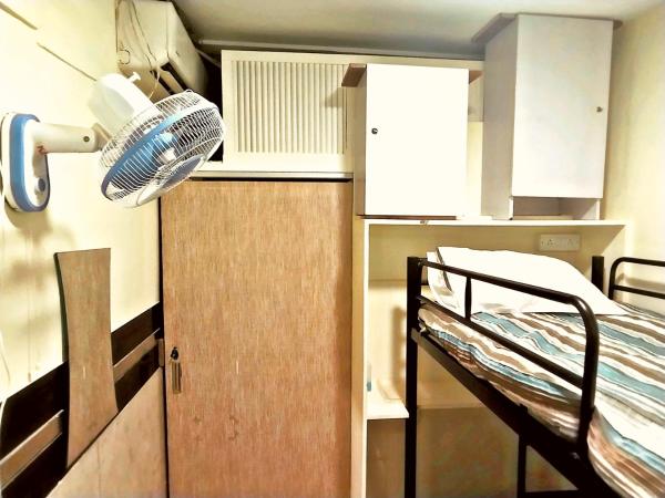 Near Airport AC Couple Friendly Room at a Budget Inn : photo 10 de la chambre lit superposé dans dortoir mixte