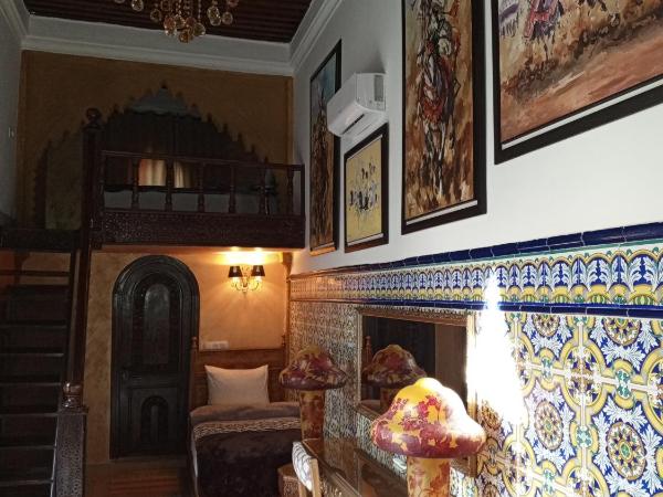 RIAD Dar Ouezzani : photo 9 de la chambre chambre lit king-size supérieure