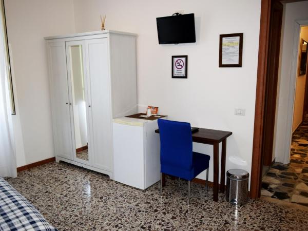 Affittacamere Il Pittoresco : photo 10 de la chambre chambre double ou lits jumeaux avec salle de bains privative