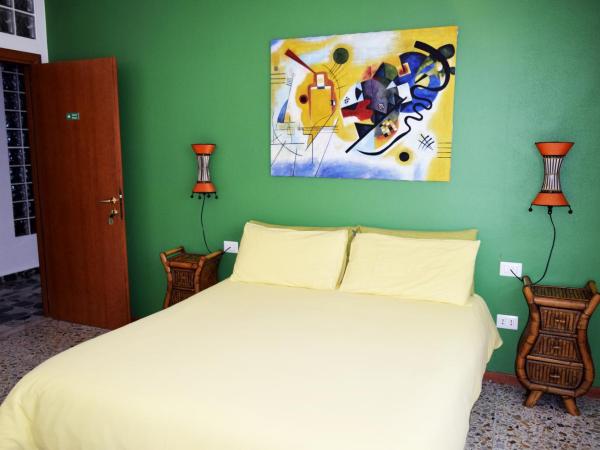 Affittacamere Il Pittoresco : photo 7 de la chambre chambre double ou lits jumeaux avec salle de bains commune